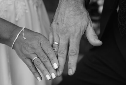 Detailaufnahme einer standesamtlichen Hochzeit – emotionale Reportagefotografie von Hochzeit Fotograf Pulheim Sascha Etzbach.