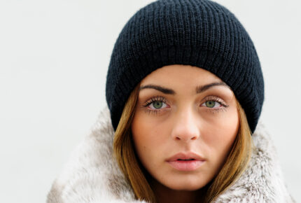 Porträt einer Frau mit Wintermütze und Schal