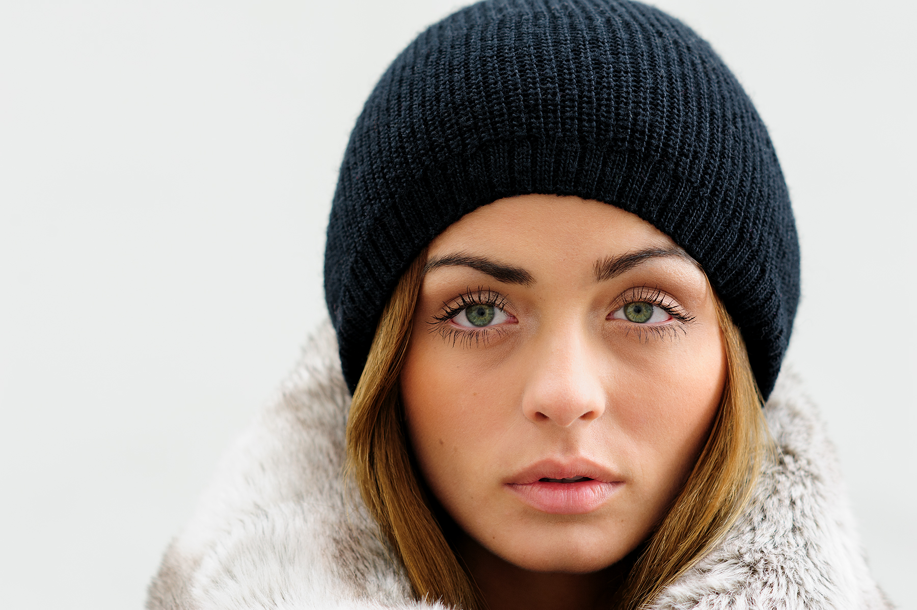 Porträt einer Frau mit Wintermütze und Schal